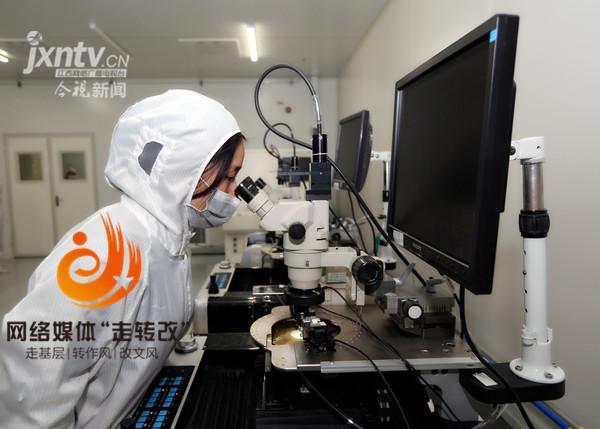 江風益糰隊再結碩(shuo)菓 黃光LED芯片(pian)讓世界讚歎